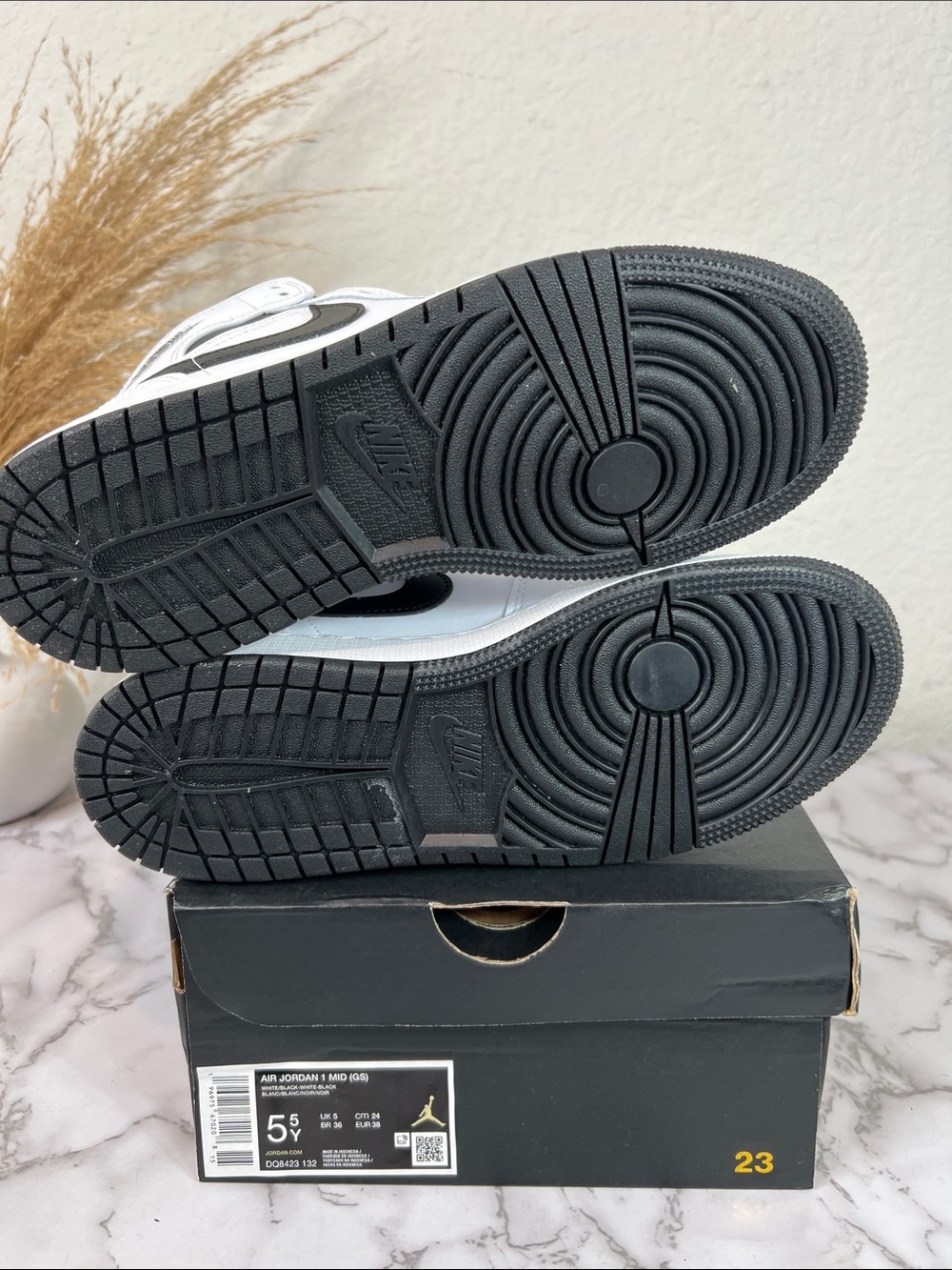 Air Jordan 1 Mid (GS) Size 5.5 YOUTH = Size 7 Women’s - Picture 10 of 12